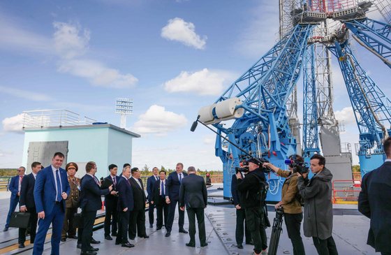 Russian President Vladimir Putin, North Korean leader Kim Jong-un and their entourage tour the Vostochny Cosmodrome in Russia’s far eastern Amur region on Wednesday. [AP/YONHAP]