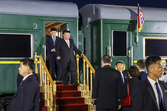 North Korean leader Kim Jong-un steps down from his armored train and is greeted by Rusian officials after arriving at Khasan Station Tuesday, in a photo provided by the North’s Korean Central News Agency Wednesday. [YONHAP]