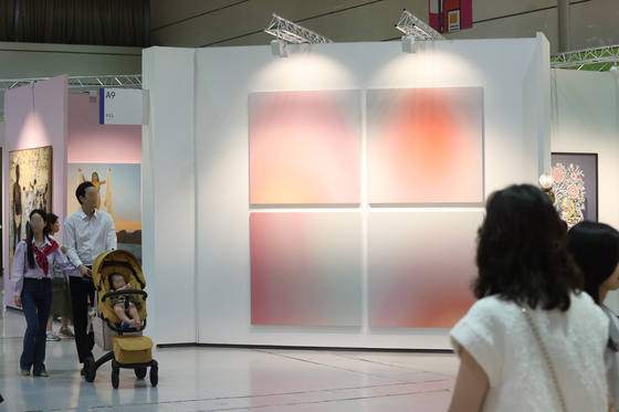 Visitors take part in a VIP opening of Frieze Seoul 2023 on Sept. 6 at COEX convention hall in southern Seoul. Frieze Seoul ran until Sept. 9 in tandem with Kiaf, or the Korea International Art Fair, also in COEX. [YONHAP]