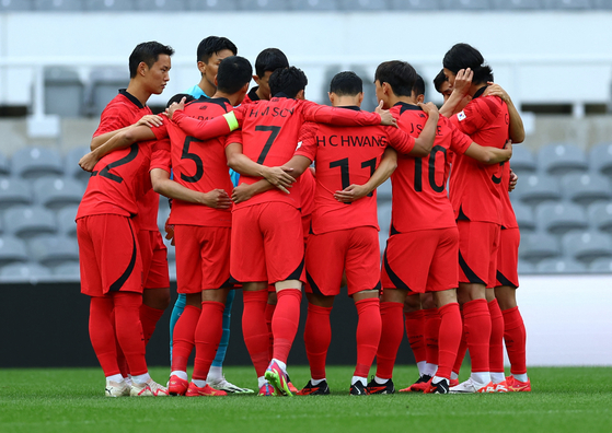 The Korean team huddle before the start of a match against Saudi Arabia in a friendly at St James' Park in Newcastle, England on Tuesday.  [REUTERS/YONHAP]