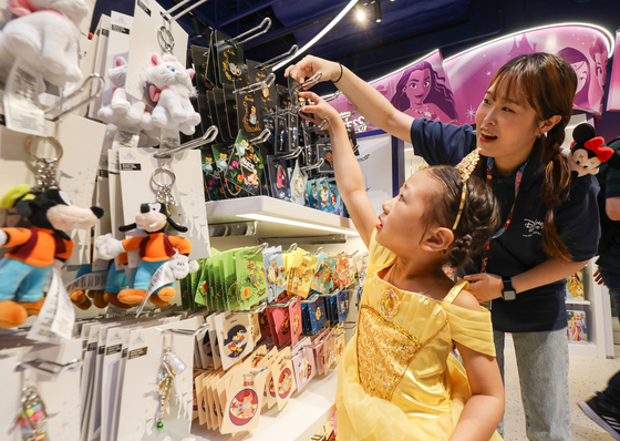 Customers explore Korea's second Disney Store branch located in The Hyundai Seoul, Yeouido, central Seoul, which opened its doors on Wednesday. This follows the first store opening in Hyundai Department Store's Pangyo branch in Seongnam, Gyeonggi, in July. The department store has two more stores scheduled to open in October at the Cheonho branch and Hyundai Premium Outlet Gimpo branch, aiming to reach a total of 10 stores by next year. [HYUNDAI DEPARTMENT STORE]