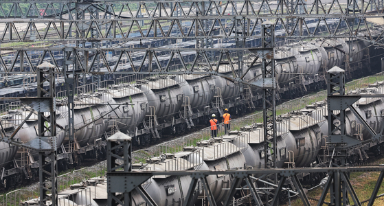 Trains for transporting cement are stationed at Obong Station in Uiwang, Gyeonggi, on Wednesday. The Korean Railway Workers' Union is set to go on a general strike from Thursday to Monday to demand 12-hour shifts by four teams. The railway union's strike is the first since November 2019. [YONHAP]