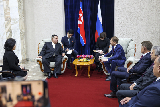 North Korean leader Kim Jong-un, left, holds talks with Russian Minister of Natural Resources and Ecology Alexander Kozlov, right, in Khasan, Russia, Tuesday in a photo provided by Primorsky Krai Region Administration Wednesday. [AP/YONHAP]