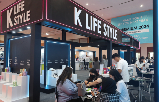 K-Lifestyle Zone, organized by the Korea Foundation for Cooperation of Large & Small Business, Rural Affairs, promotes Korean products associated with Hallyu content at the Jipremium on Thursday. [JOINT PRESS CORPS]