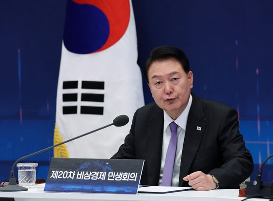President Yoon Suk Yeol at a government meeting on artificial intelligence held at the Blue House on Wednesday. [YONHAP] 