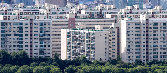 Apartment buildings stand in the Apgujeong area, an upscale neighborhood in the Gangnam District, southern Seoul, on Thursday. A long-awaited plan for rebuilding apartments constructed in the 1970s was approved by the city government of Seoul on the same day. Thursday's approval will allow new buildings to reach as high as 50 stories. [YONHAP]