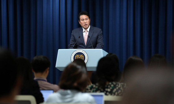 Principal Deputy National Security Adviser Kim Tae-hyo briefing reporters on President Yoon Suk Yeol's UN trip in New York next week at the president's Yongsan office on Thursday. [YONHAP]