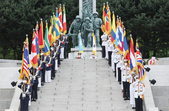 Military personnel from 22 countries who dispatched troops and medical assistance to South Korea during the 1950-53 Korean War hold their respective flags at a ceremony to mark the anniversary of Operation Chromite at the Memorial Hall for the Incheon Landing in Yeonsu District, Incheon, on Sept. 15, 2022. [YONHAP]