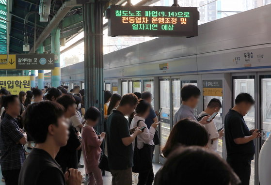 People wait to board a subway train at Bupyeong Station in Incheon on Thursday, the day the Korean Railway Workers' Union began its four-day general strike. [NEWS1]