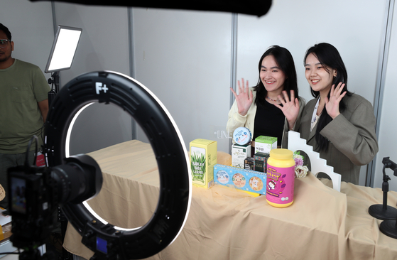 Indonesian influencers promote Korean products via TikTok at the Jakarta International Premium Products Fair (Jipremium) which runs at the Jakarta Convention Center from Thursday to Sunday. The fair is co-organized by the Korea International Trade Association and Coex. [JOINT PRESS CORPS]