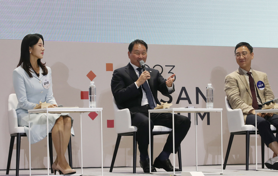 SK Group Chairman Chey Tae-won, center, speaks at the 2023 Ulsan Forum at the Ulsan Exhibition & Convention Center on Thursday. [NEWS1]