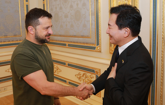 Korean Minister of Land, Infrastructure, and Transport Won Hee-ryong, right. shakes hand with Ukraine President Volodymyr Zelensky during the Kyiv visit on Wednesday and Thursday. [YONHAP]