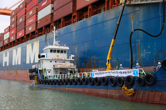 Energy company GS Caltex’s bio marine fuel is being used for an HMM vessel at a port in Busan on Friday. [MINISTRY OF TRADE, INDUSTRY AND ENERGY]
