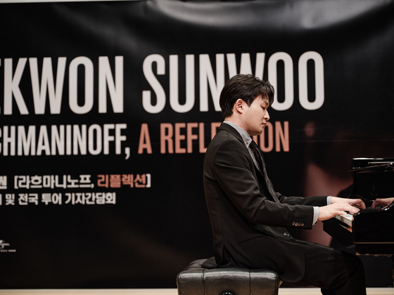 Pianist Sunwoo Yekwon performs Sergei Rachmaninoff’s “26 Cello Sonata in G Minor, Op. 19: III. Andante (Transcr. Volodos for Piano)" for the local press on Tuesday at Kumho Art Hall Yonsei in Seodaemun District, central Seoul. [UNIVERSAL MUSIC KOREA]