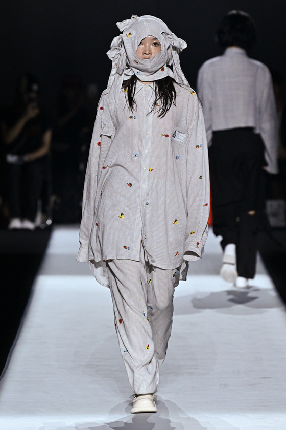 A look from Seokwoon Yoon's show during Seoul Fashion Week 2024 Spring/Summer [SEOUL FASHION WEEK]
