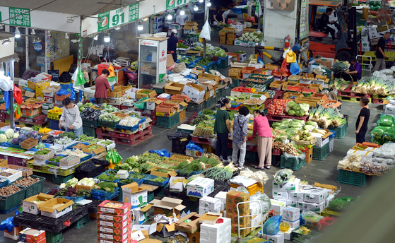 Vegetables are displayed at a traditional mart in Daejeon on Aug. 23 [JOONGANG PHOTO]