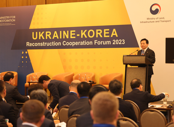 Korean Minister of Land, Infrastructure, and Transport, Won Hee-ryong, speaks to the forum discussing ways to cooperate on the reconstruction of Ukraine in Kyiv on Thursday. [YONHAP]