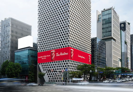 Tim Hortons' outdoor facade is installed at the Gangnam Urban Hive building at the Sinnonhyeon Intersection in southern Seoul on Tuesday [TIM HORTONS]