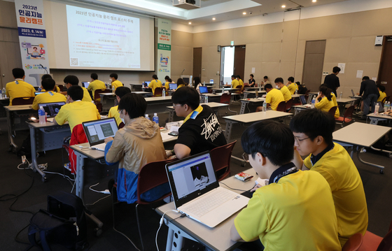 Middle school and high school students attend a class on AI ethics at Bexco in Busan on Aug. 14. [SONG BONG-GEUN]
