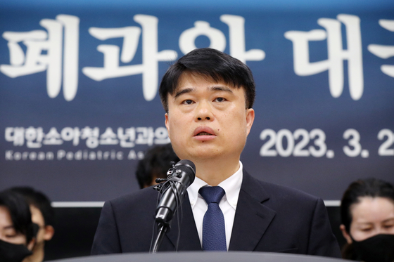 Lim Hyun-taek, chairman of the Korea Pediatrics Association speaks during a press conference in March where he revealed a devastating state of pediatricians' working environment in Korea. [NEWS1]