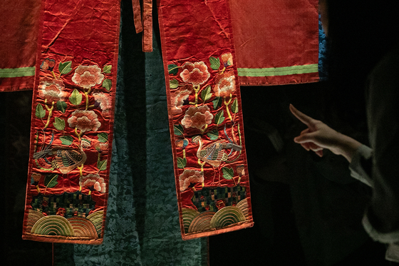 This elaborately embroidered hwarot, or bridal robe from the Joseon Dynasty (1392-1910), which has been in the Los Angeles County Museum of Art’s permanent collection since 1939, is now on display at the National Palace Museum of Korea in central Seoul following a restoration. Its embroidered images include flowers and fresh, bountiful fruits, symbolizing abundance, fertility and longevity to bless the newly-weds.  [YONHAP] 