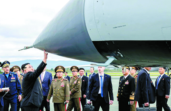 North Korean leader Kim Jong-un,accompanied by Russia's Defense Minister Sergei Shoigu, inspects a Russian hypersonic Kinzhal missile displayed at Knevichi aerodrome near Vladivostok in the Primorsky region, Russia, Saturday. [AP/YONHAP]