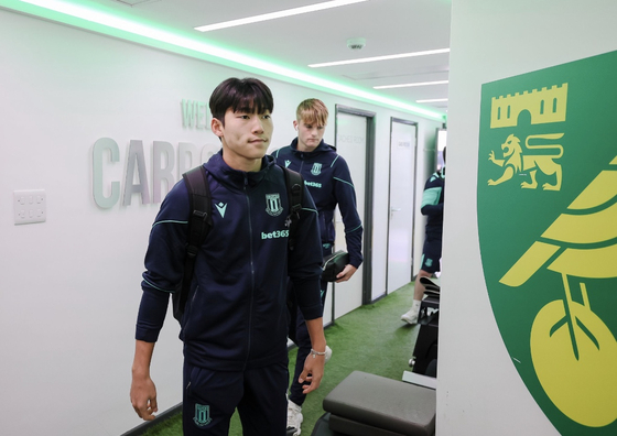 Bae Jun-ho arrives at Carrow Road in Norwich, England with the Stoke City squad in a photo shared by Stoke City on social media.  [SCREEN CAPTURE]
