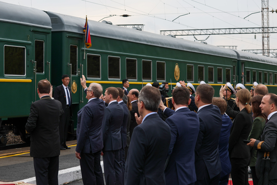 Russian officials attend a send-off ceremony for North Korean leader Kim Jong-un at a railway station in Artyom in Vladivostok Sunday, ending the North Korean delegation’s weeklong trip to Russia, in a photo released by TASS news agency. [YONHAP]