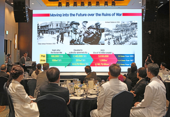 Participants listen to a presentation by Jeon Yoo-do, policy planning officer for Incheon Metropolitan City, highlighting the significance of the Incheon landing operation and the city’s future vision at the Oakwood Premier Incheon on Friday. [PARK SANG-MOON]