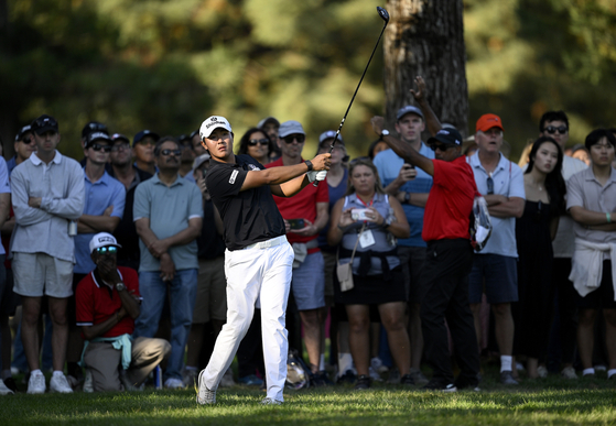 Kim Seong-hyeon plays an approach shot on the 15th hole during the third round of the Fortinet Championship at Silverado Resort and Spa in Napa, California on Saturday.  [GETTY IMAGES]