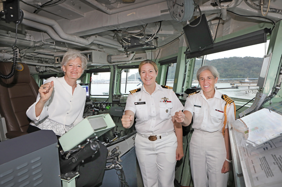 From left, Canadian Ambassador to Korea Tamara Mawhinney, Commander Meghan Coates, commanding officer of the HMCS Vancouver, and Captain Jill Marrack, defense attaché of Canada to Korea, pose inside the bridge of the frigate moored at the Port of Incheon on Saturday. [PARK SANG-MOON]
