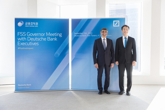Financial Supervisory Service (FSS) Governor Lee Bok-hyun, right, poses for a photo with Ram Nayak, co-head of investment banking at Deutsche Bank at the bank's headquarters in Frankfurt on Friday. [FSS]