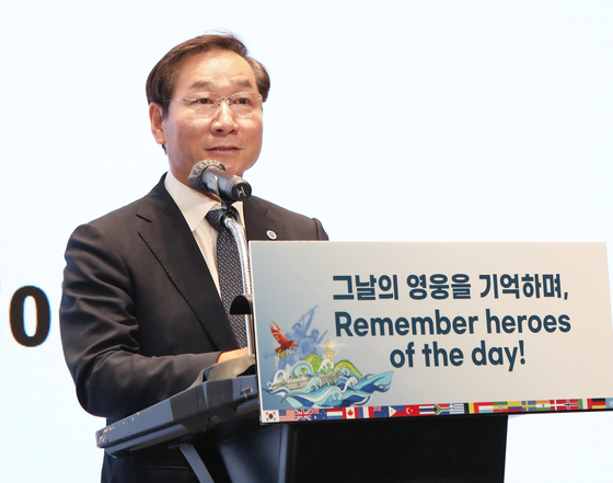 Incheon Mayor Yoo Jeong-bok speaks at the 73rd Incheon Landing Operations Victory Ceremony at Oakwood Premier Incheon in Songdo, Incheon, Friday, attended by diplomats of countries who took part in the Korean War. [PARK SANG-MOON]