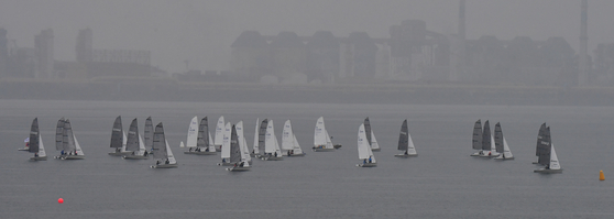 Teams from around the world, including the United States, the United Kingdom, Canada and China, race through the rain in the Hwandonghae Cup International Yacht Race off the coast of Pohang, North Gyeongsang on Saturday. Despite inclement weather, the tournament, which ran from Friday through Sunday, went ahead as planned.  [NEWS1]