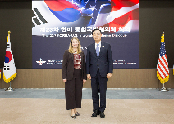 Cara Allison Marshall, the Pentagon’s principal director for East Asia, and Heo Tae-keun, South Korea’s deputy defense minister for policy, pose for a photo to mark the 23rd Korea-U.S. Integrated Defense Dialogue that took place in Seoul on Monday. [MINISTRY OF NATIONAL DEFENSE]