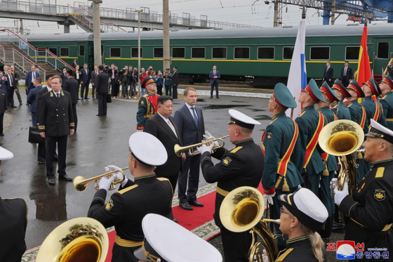 In this photo released by Pyongyang's state-controlled Korean Central News Agency on Monday, North Korean leader Kim Jong-un observes a Russian military band performance in Vladivostok before boarding his train back to North Korea. [YONHAP]