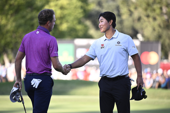 Justin Thomas, left, and Kim Seong-hyeon shake hands on the 18th green during the final round of the Fortinet Championship at Silverado Resort and Spa on in Napa, California on Sunday.  [GETTY IMAGES]