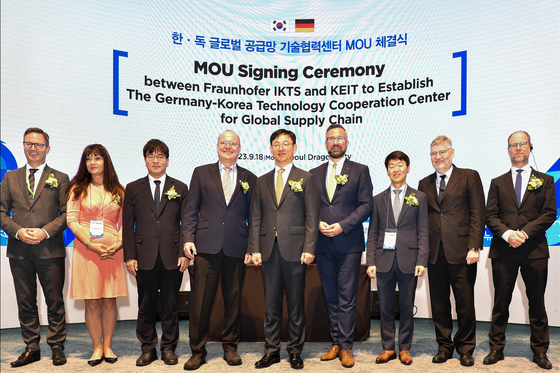 Representatives from the Korea Evaluation Institute of Industrial Technology (KEIT), the Ministry of Trade, Industry and Energy, and an economic delegation from the German state of Saxony pose for a photo during a signing ceremony held in Yongsan District, central Seoul, on Monday. [KEIT]