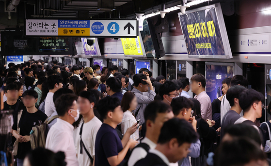 Seoul Station in subway line No. 1 in central Seoul bustles with passengers during the morning rush hour on Monday as unionized rail workers return to work after their four-day strike. [NEWS1]