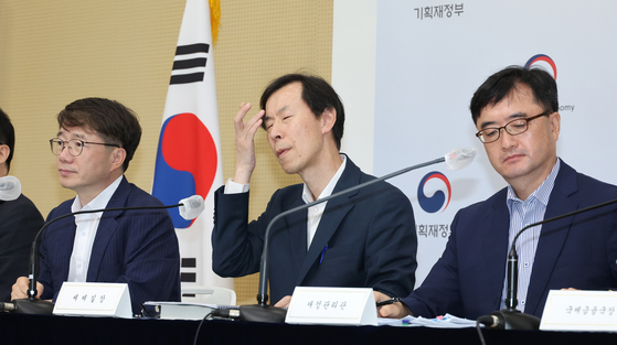 Officials at the Finance Ministry announce a revised estimate for this year's tax income on Monday at the government complex in Sejong. [YONHAP]