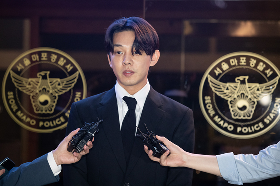 Actor Yoo Ah-in answers questions from the local press at the Mapo Police Station on May 24. [NEWS1]