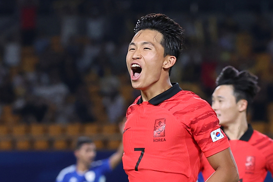 Jeong Woo-yeong celebrates after scoring the opening goal for Korea in an Asian Games Group E game against Kuwait at the Jinhua Sports Centre Stadium in Jinhua, China on Tuesday. [YONHAP]