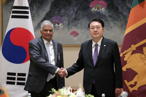 Korean President Yoon Suk Yeol, right, holds a bilateral summit with Sri Lankan President Ranil Wickremesinghe, left, on the sidelines of the UN General Assembly in New York on Monday. [JOINT PRESS CORPS]