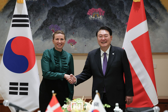 Korejský prezident Yoon Suk-yeol (vpravo) si v pondělí potřásá rukou s dánskou premiérkou Mette Frederiksenovou během jejich bilaterálního summitu na okraji Valného shromáždění Organizace spojených národů v New Yorku. [JOINT PRESS CORPS]