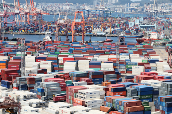 Shipping containers are stacked up at a port in Busan on Aug. 1 [JOONGANG PHOTO]