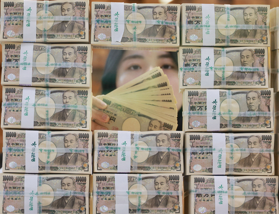 A bank employee sorts out yen banknotes at Hana Bank's Counterfeit Notes Response Center in Jung District, central Seoul, on Tuesday. The value of 100 yen against the local currency fell to its lowest point for this year at 894.1 won during morning trading hours, according to Hana Bank. The previous 2023 low was on Aug. 1 when 100 yen traded at 895.18 won. [YONHAP]