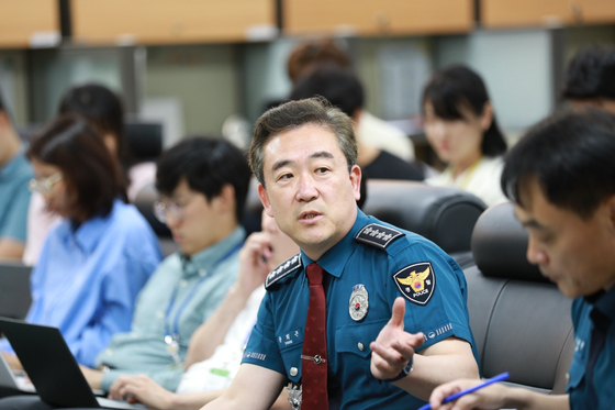 Police Commsioner General Yoon Hee-keun outlines the organizational restructuring plan at the police agency in Seoul on Monday. [NATIONAL POLICE AGENCY]