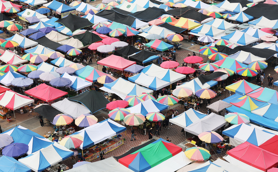 A five-day traditional sales event is held at Moran Traditional Market in Seongnam, Gyeonggi, on Tuesday. The six-day Chuseok harvest holidays kick off in eight days. [YONHAP]