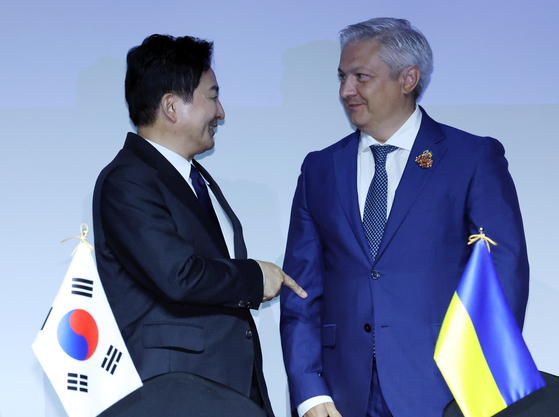 Minister of Land, Infrastructure, and Transport Won Hee-ryong, left, speaks with Dmytro Ponomarenko, ambassador of the Embassy of Ukraine to Korea during the GICC 2023 event held at the Grand InterContinental Seoul Parnas hotel in southern Seoul on Tuesday. [NEWS1]