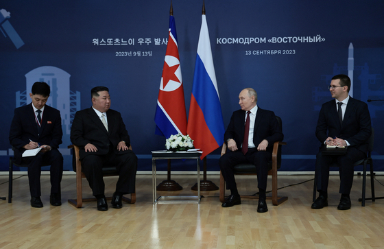 North Korean leader Kim Jong-un, left, and Russian President Vladimir Putin, right, and hold their first bilateral summit in four years at the Vostochny Cosmodrome in Russia’s far eastern Amur region on Wednesday. [AP/YONHAP]
